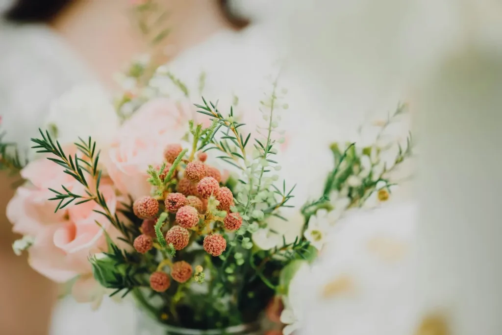 Bouquet de fleurs oranges et vertes pour site de wedding planner