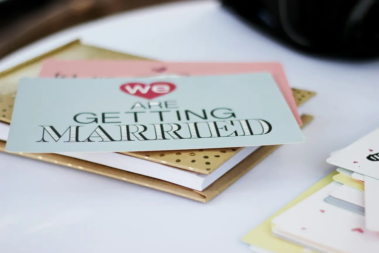 Carte we are getting married posée sur une table en gros plan