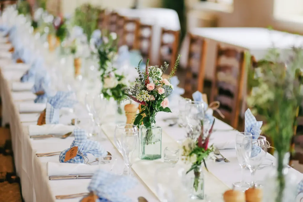 Table de mariage bien décorée avec des fleurs rose et vertes