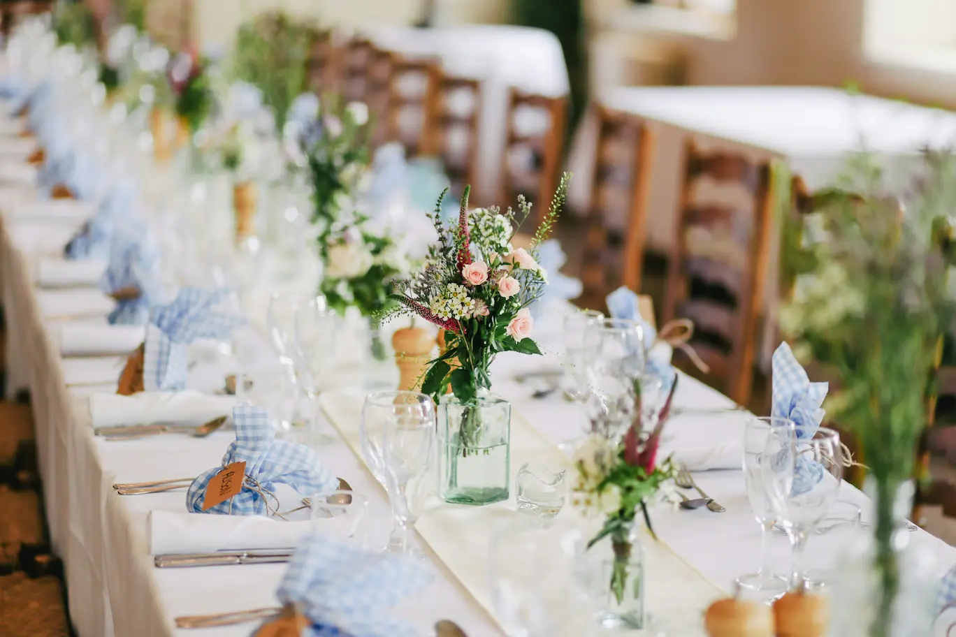 Table de mariage bien décorée avec des fleurs rose et vertes