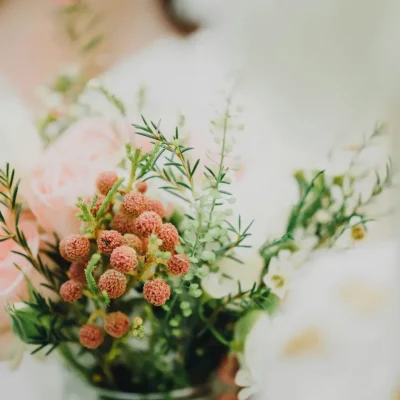 Bouquet de fleurs oranges et vertes pour site de wedding planner