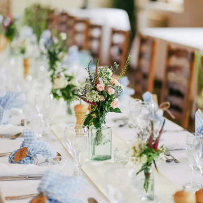 Table de mariage bien décorée avec des fleurs rose et vertes