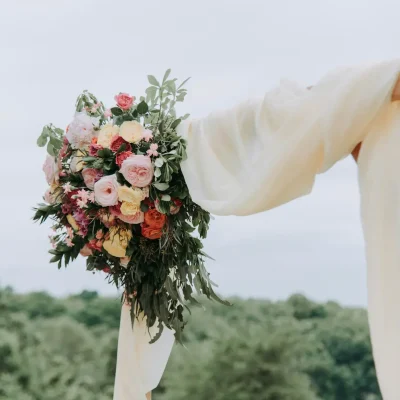 arche de cérémonie laïque gros plan sur le bouquet de fleurs