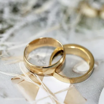Deux alliances de mariage posée l'une sur l'autre